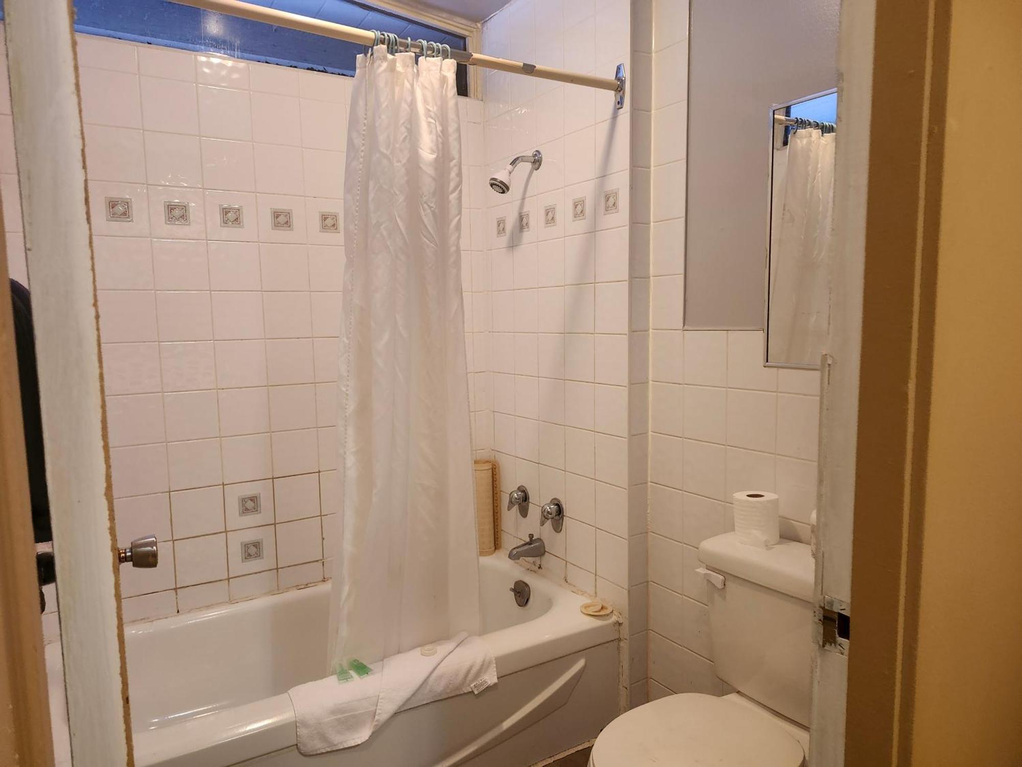 Tiki Village Inn Вернон Экстерьер фото